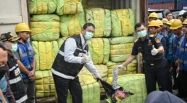 Bea Cukai Sita 43 Kontainer Pakaian Bekas Impor Ilegal di Tanjung Priok, Nilainya Tembus Rp37,5 Miliar. (Foto: ANTARA FOTO/Sulthony Hasanuddin/tom/suara)