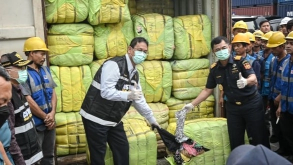 Bea Cukai Sita 43 Kontainer Pakaian Bekas Impor Ilegal di Tanjung Priok, Nilainya Tembus Rp37,5 Miliar. (Foto: ANTARA FOTO/Sulthony Hasanuddin/tom/suara)