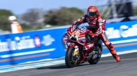 Marc Marquez Tak Terbendung! Taklukkan Bagnaia dan Ogura untuk Juara MotoGP Ceko 2026. (Foto: SOPA Images/LightRocket via Gett/SOPA Images/detik)