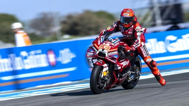 Marc Marquez Tak Terbendung! Taklukkan Bagnaia dan Ogura untuk Juara MotoGP Ceko 2026. (Foto: SOPA Images/LightRocket via Gett/SOPA Images/detik)