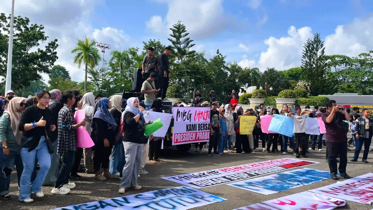 Ribuan Warga Jambi Kepung DPRD, Minta Program Makan Bergizi Gratis Tetap Berlanjut. (Foto: SEPTIN RITA ANDINI/JAMBI INDEPENDENT)