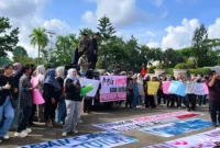 Ribuan Warga Jambi Kepung DPRD, Minta Program Makan Bergizi Gratis Tetap Berlanjut. (Foto: SEPTIN RITA ANDINI/JAMBI INDEPENDENT)