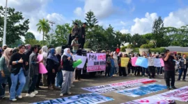 Ribuan Warga Jambi Kepung DPRD, Minta Program Makan Bergizi Gratis Tetap Berlanjut. (Foto: SEPTIN RITA ANDINI/JAMBI INDEPENDENT)