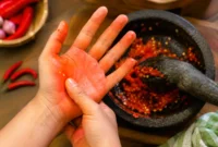 Tangan Terasa Panas Setelah Ngulek Cabe? Ini 8 Cara Meredakannya dengan Cepat. (Foto: AI)