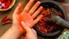 Tangan Terasa Panas Setelah Ngulek Cabe? Ini 8 Cara Meredakannya dengan Cepat. (Foto: AI)