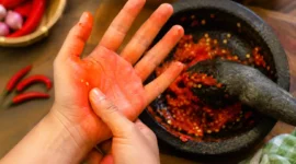 Tangan Terasa Panas Setelah Ngulek Cabe? Ini 8 Cara Meredakannya dengan Cepat. (Foto: AI)