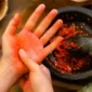 Tangan Terasa Panas Setelah Ngulek Cabe? Ini 8 Cara Meredakannya dengan Cepat. (Foto: AI)