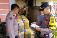Polres Kerinci Bongkar Penyalahgunaan BBM Solar Bersubsidi, Dua Pelaku Ditangkap dan Puluhan Jeriken Disita. (Foto: Desi Hermila-rri)