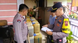 Polres Kerinci Bongkar Penyalahgunaan BBM Solar Bersubsidi, Dua Pelaku Ditangkap dan Puluhan Jeriken Disita. (Foto: Desi Hermila-rri)