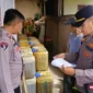 Polres Kerinci Bongkar Penyalahgunaan BBM Solar Bersubsidi, Dua Pelaku Ditangkap dan Puluhan Jeriken Disita. (Foto: Desi Hermila-rri)