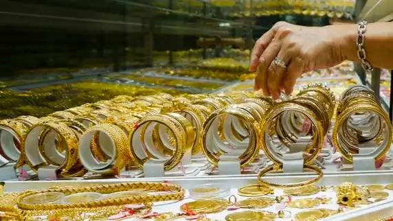 Harga Emas Perhiasan Hari Ini 7 Juni 2026 Turun. (Foto: ANTARA/Uyu Septiyati Liman/kumparan)