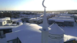 Ramadan Tanpa Malam di Kanada, Muslim Inuvik Berpuasa di Bawah Matahari 24 Jam. (Foto: Cole Burston/AFP/kumparan)