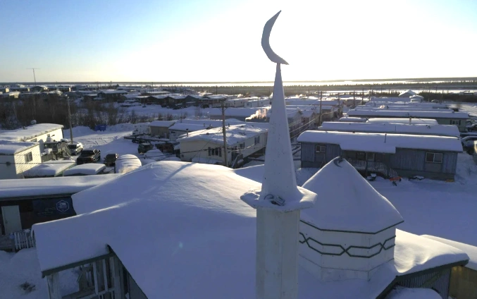 Ramadan Tanpa Malam di Kanada, Muslim Inuvik Berpuasa di Bawah Matahari 24 Jam. (Foto: Cole Burston/AFP/kumparan)