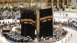 Arab Saudi Sambut 1448 Hijriah dengan Pergantian Kiswah Ka'bah. (Foto: mediakampung)