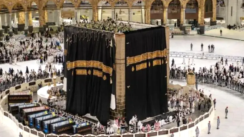 Arab Saudi Sambut 1448 Hijriah dengan Pergantian Kiswah Ka'bah. (Foto: mediakampung)