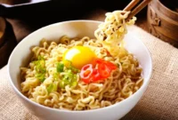 Orang Korea dan Jepang Makan Mi Instan Setiap Hari, Mengapa di Indonesia Sering Dianggap Tidak Sehat? (Foto: iStock)