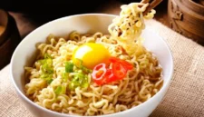 Orang Korea dan Jepang Makan Mi Instan Setiap Hari, Mengapa di Indonesia Sering Dianggap Tidak Sehat? (Foto: iStock)