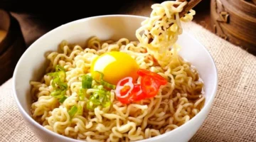 Orang Korea dan Jepang Makan Mi Instan Setiap Hari, Mengapa di Indonesia Sering Dianggap Tidak Sehat? (Foto: iStock)