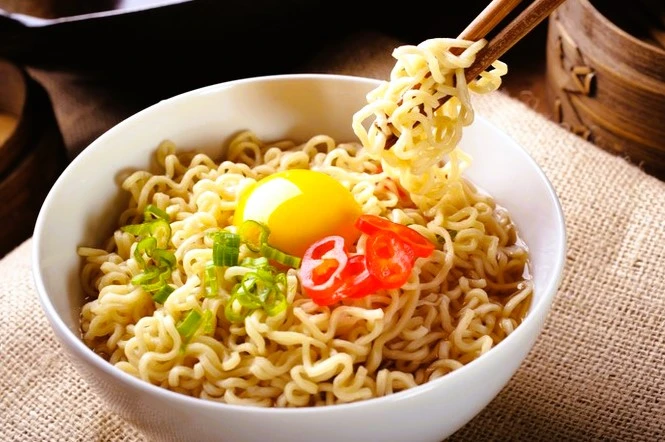 Orang Korea dan Jepang Makan Mi Instan Setiap Hari, Mengapa di Indonesia Sering Dianggap Tidak Sehat? (Foto: iStock)