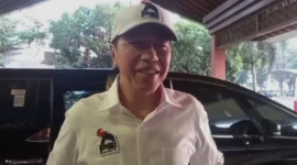 Jokowi Kenakan Kemeja dan Topi PSI Saat Berangkat ke Lampung. (Foto: CNN Indonesia/ Rosyid)
