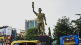 Patung Lionel Messi Setinggi 21 Meter di India Dibongkar karena Dinilai Berbahaya. (Foto: NurPhoto via Getty Images/NurPhoto/detik)