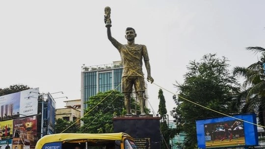Patung Lionel Messi Setinggi 21 Meter di India Dibongkar karena Dinilai Berbahaya. (Foto: NurPhoto via Getty Images/NurPhoto/detik)