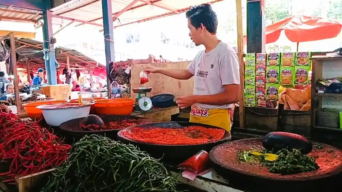 Pedagang cabe di pasar Tanjung bajure. (Foto: rri)