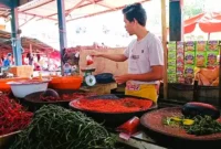 Pedagang cabe di pasar Tanjung bajure. (Foto: rri)
