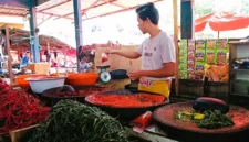 Pedagang cabe di pasar Tanjung bajure. (Foto: rri)