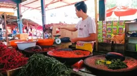 Pedagang cabe di pasar Tanjung bajure. (Foto: rri)