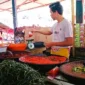 Pedagang cabe di pasar Tanjung bajure. (Foto: rri)