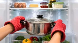 Masih Sering Masukkan Makanan Panas ke Kulkas? Ketahui Risikonya Sebelum Terlambat. (Foto: AI)
