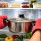 Masih Sering Masukkan Makanan Panas ke Kulkas? Ketahui Risikonya Sebelum Terlambat. (Foto: AI)