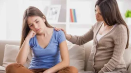 Anak Remaja Mulai Menjaga Jarak? Psikolog Ungkap Cara Tepat Membangun Komunikasi Yang Baik. (Foto: iStock/parapuan)