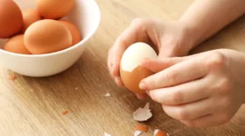 Kulit Telur Rebus Susah Dikupas? Coba Metode 10-5-10 yang Sedang Viral. (Foto: Pixel-Shot/Shutterstock/thedailymeal)