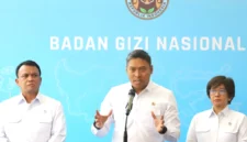 Kepala Badan Gizi Nasional (BGN) Sudaryono didampingi Agustina Arumsari dan Trenggono saat jumpa pers di Kantor BGN, Jakarta, Senin (27/07/2026). (Foto: KLY/ Arie Basuki/liputan6)