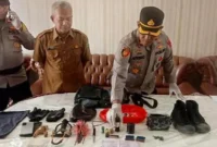Tim Polda Sumatera Barat memeriksa bahan peledak yang digunakan siswa di MAN 3 Padang, 14 Juli 2026. (Foto: DOK. POLDA SUMBAR/bbc)