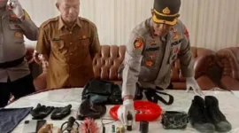 Tim Polda Sumatera Barat memeriksa bahan peledak yang digunakan siswa di MAN 3 Padang, 14 Juli 2026. (Foto: DOK. POLDA SUMBAR/bbc)