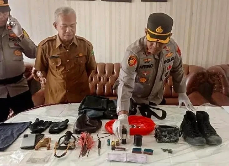 Tim Polda Sumatera Barat memeriksa bahan peledak yang digunakan siswa di MAN 3 Padang, 14 Juli 2026. (Foto: DOK. POLDA SUMBAR/bbc)
