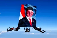 Hari Bhayangkara ke-80: Penerjun Payung Polri Kibarkan Foto Prabowo di Langit. (Foto: YouTube Sekretariat Presiden/kompas)