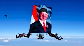 Hari Bhayangkara ke-80: Penerjun Payung Polri Kibarkan Foto Prabowo di Langit. (Foto: YouTube Sekretariat Presiden/kompas)