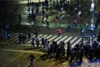 Final Piala Dunia 2026 Berakhir Ricuh, Suporter Argentina Bentrok dengan Polisi. (Foto: AFP/LUIS ROBAYO/detik)