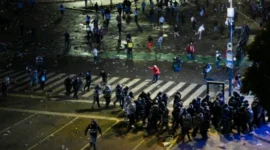 Final Piala Dunia 2026 Berakhir Ricuh, Suporter Argentina Bentrok dengan Polisi. (Foto: AFP/LUIS ROBAYO/detik)