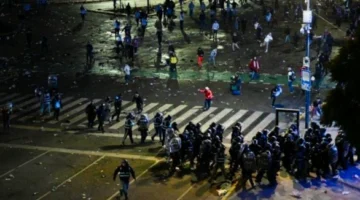 Final Piala Dunia 2026 Berakhir Ricuh, Suporter Argentina Bentrok dengan Polisi. (Foto: AFP/LUIS ROBAYO/detik)
