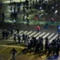 Final Piala Dunia 2026 Berakhir Ricuh, Suporter Argentina Bentrok dengan Polisi. (Foto: AFP/LUIS ROBAYO/detik)
