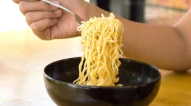 Waspada! Wabah Salmonella di 14 Negara Eropa Diduga Berasal dari Mie Instan Rasa Ayam. (Foto Ilustrasi: Getty Images/iStockphoto/Supersmario/detik)