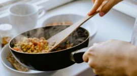 Banyak yang Keliru! Ini 5 Aturan Memanaskan Makanan Sisa agar Tetap Aman Dikonsumsi. (Foto: Unsplash.com/Kevin McCutcheon/beautynesia)