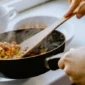 Banyak yang Keliru! Ini 5 Aturan Memanaskan Makanan Sisa agar Tetap Aman Dikonsumsi. (Foto: Unsplash.com/Kevin McCutcheon/beautynesia)