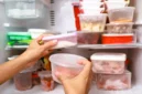 5 Makanan Ini Sebaiknya Jangan Disimpan dalam Wadah Plastik. (Foto: SHUTTERSTOCK/ANGIEYEOH/kompas)