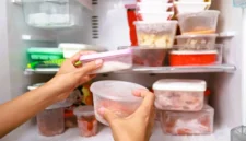 5 Makanan Ini Sebaiknya Jangan Disimpan dalam Wadah Plastik. (Foto: SHUTTERSTOCK/ANGIEYEOH/kompas)
